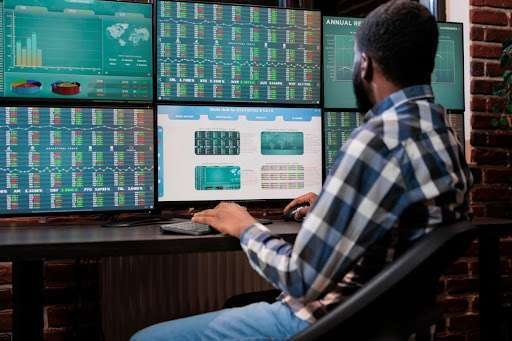 Live forex charts and market analysis on screen.