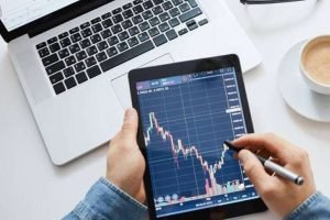 Trader using professional forex signals for daily trading.